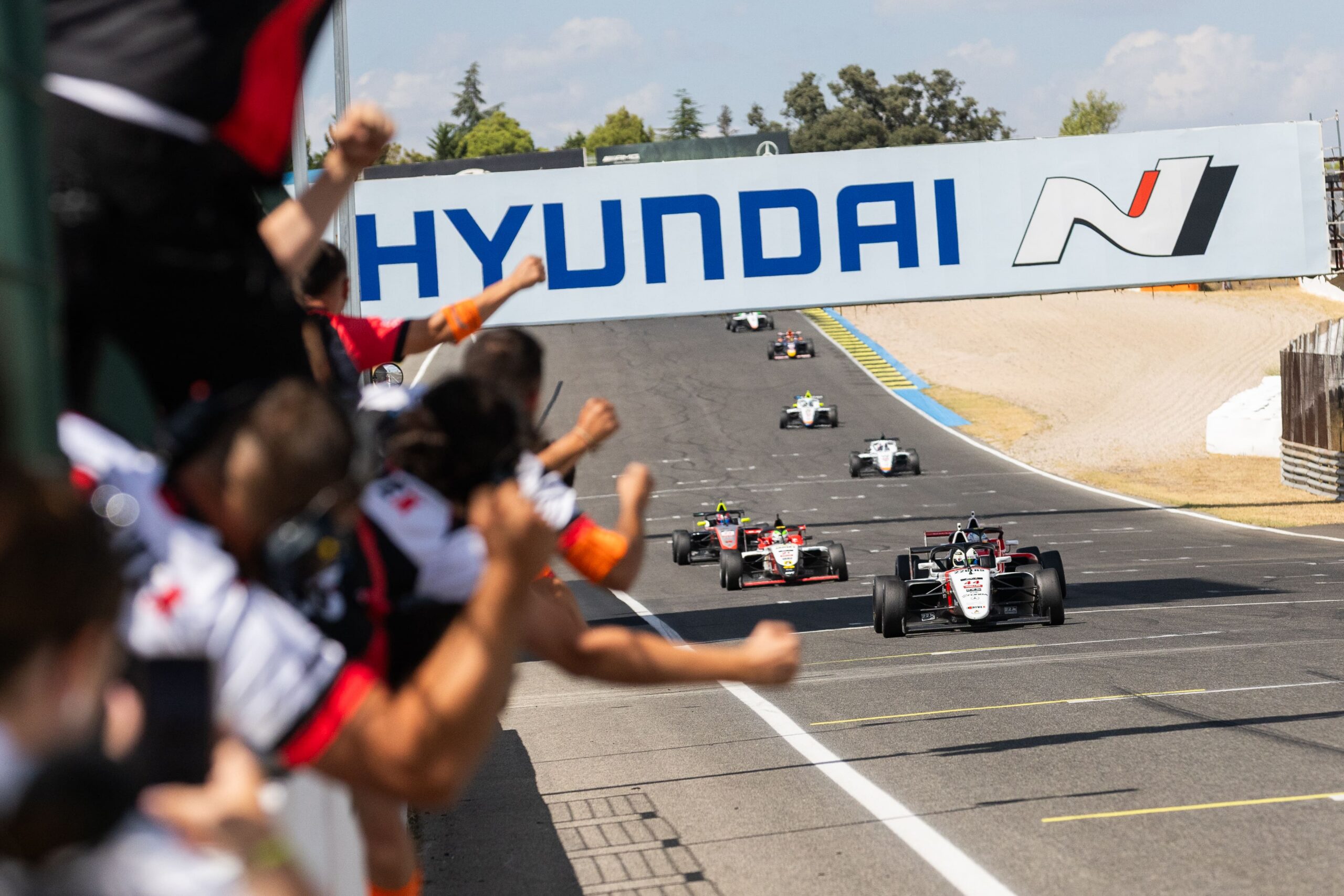 Schormans storms into the championship lead at Jarama