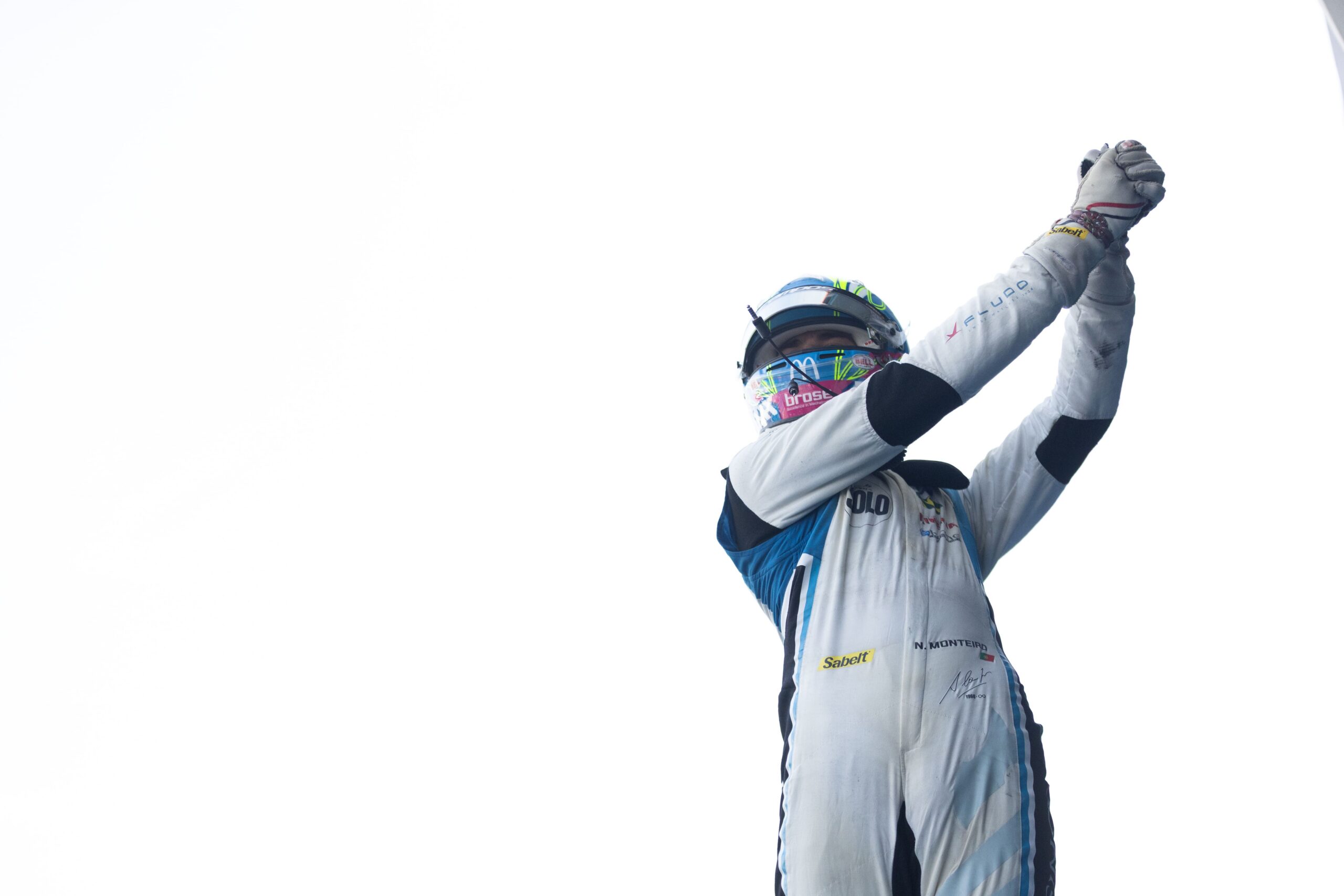 Monteiro shines with Jerez double as F4 Spanish Championship title fight tightens